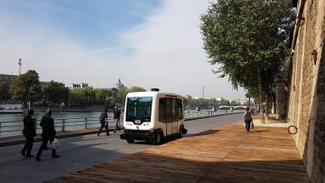 Un autobús sin conductor de la empresa EasyMile circula por París