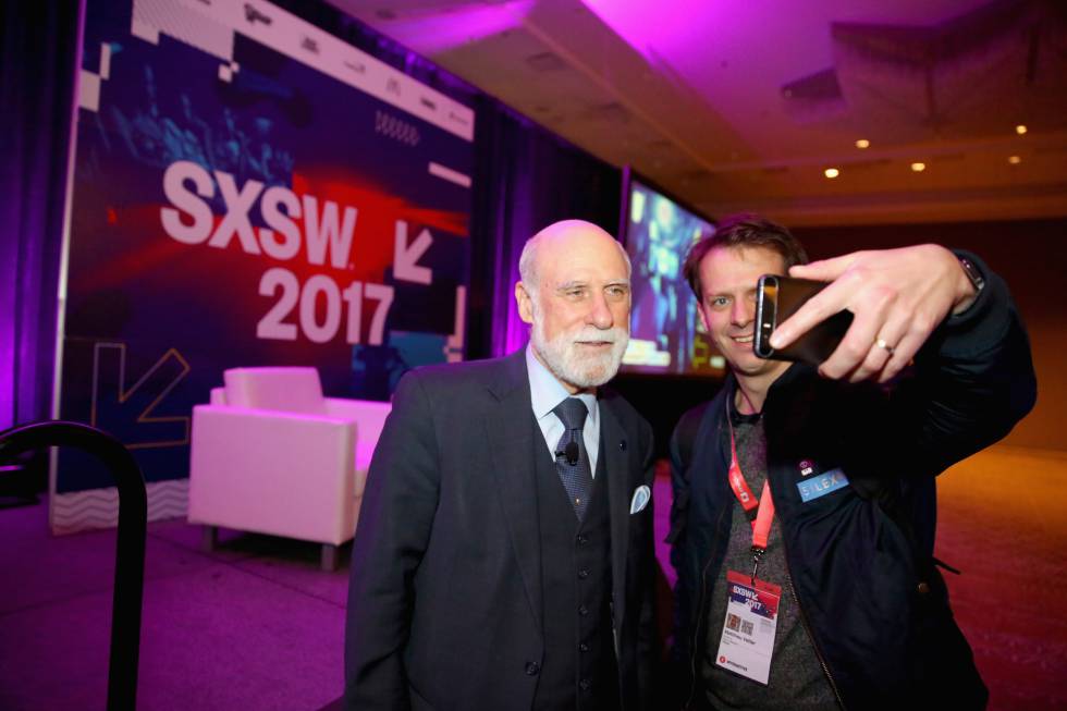 El Chief Internet Evangelist de Google, Vinton Cerf (izquierda) posa durante el festival SXSW de este año.