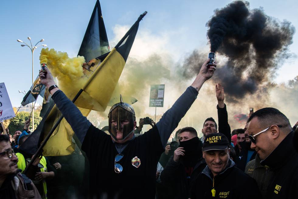 Un grupo de taxistas, durante la manifestación de este miércoles en Madrid.