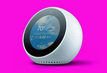 Echo Spot Se lanzará en EE UU en el mes de diciembre para convertirse en la reinterpretación del reloj despertador, pero es mucho más. Su pequeña pantalla permite visualizar la hora, la predicción metereológica, hacer videollamadas, etcétera.