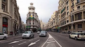 El proyecto toma como referencia imágenes reales de ciudades. Por ejemplo, esta de la Gran Vía de Madrid.