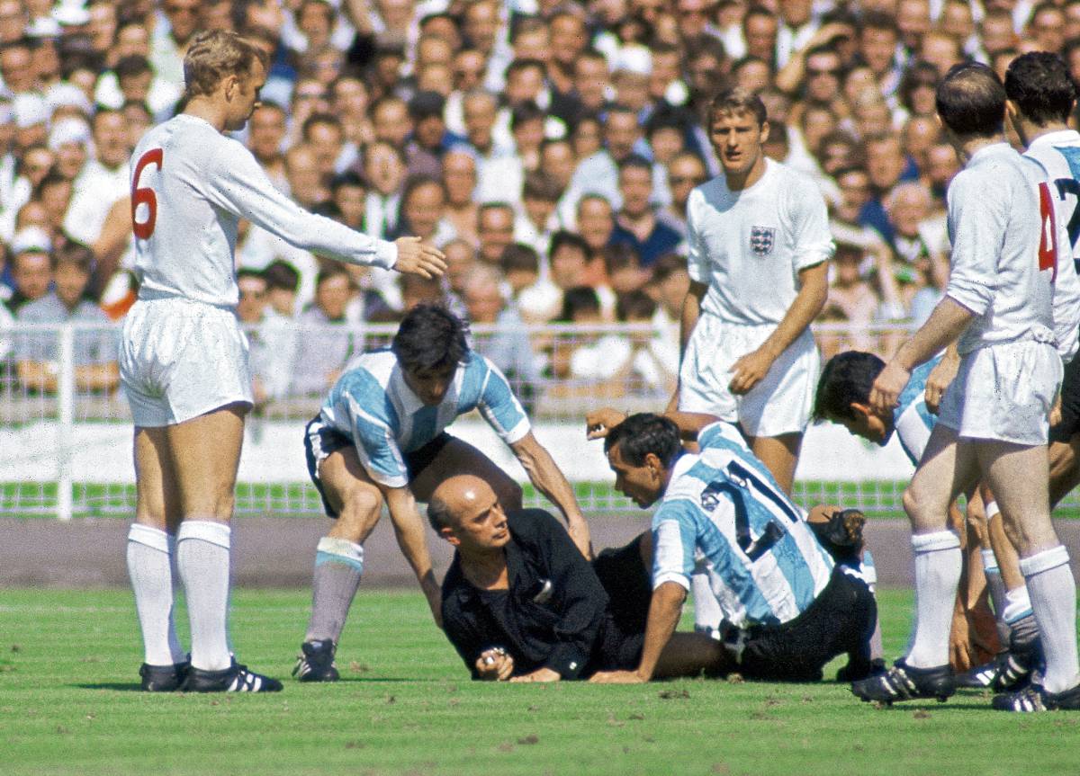 Momentos después de esta escena millones de argentinos veían cómo el colegiado expulsaba a su capitán en el partido contra Inglaterra. Era julio de 1966 y el primer Mundial televisado en Latinoamérica.