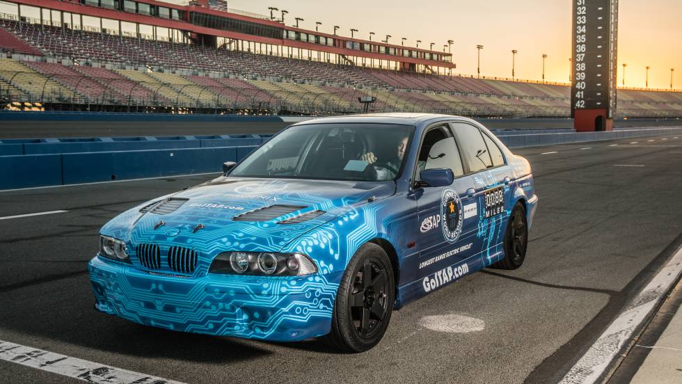 MÁS AUTONOMÍA QUE UN TESLA El Phoenix creado por Lundgren está compuesto por el chasis de un BMW de 1997 reacondicionado con un motor eléctrico fabricado con desechos.