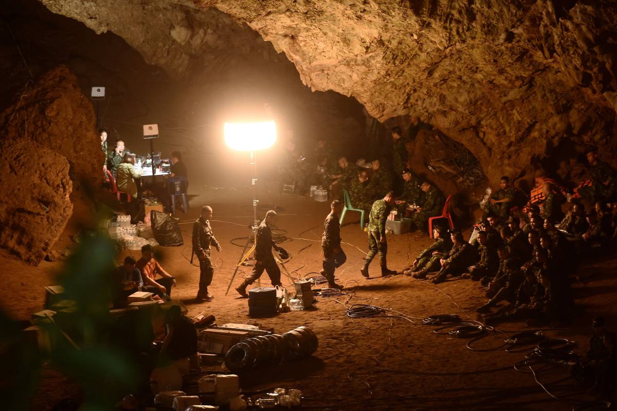 Soldados tailandeses se reúnen en la cueva de Tham Luang el 26 de junio durante la operación de rescate.