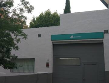 Aspecto de la entrada al antiguo taller en el que se ubican las nuevas cocinas de Deliveroo.