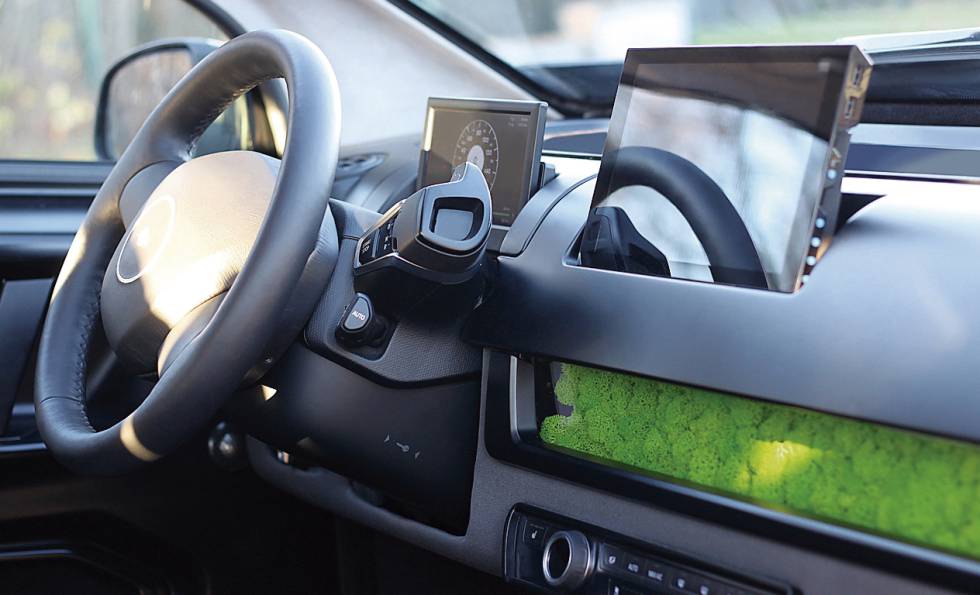 El Sono Sion está concebido desde cero como coche solar. Sus 330 placas fotovoltaicas generan electricidad para recorrer hasta 30 kilómetros, con una autonomía total de 250. El modelo empezará a entregarse en 2019: costará unos 16.000 euros (más la batería, comprada o alquilada).