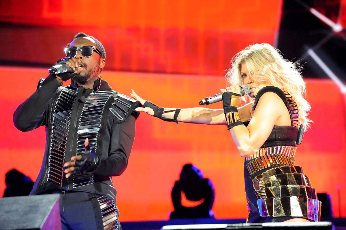 Los cantantes Will.I.Am y Fergie durante un concierto benéfico del grupo 'The Black Eyed Peas' en Nueva York.rn