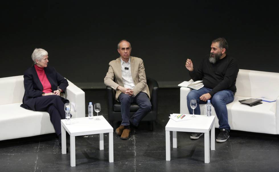 Inger Enkvist, catedrática emérita de Literatura Española en la Universidad de Lund y autora de distintos estudios sobre educación; Joaquín García, profesor de Secundaria y doctor en Didáctica de las Ciencias Sociales; el ingeniero de telecomunicaciones español y profesor de Universidad en Suecia David Cuartielles