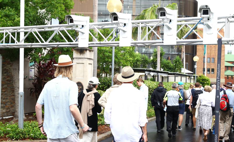 Una hilera de cámaras con tecnología de reconocimiento facial graba a los asistentes a un partido de cricket entre Australia e Inglaterra en Sydney el pasado enero.