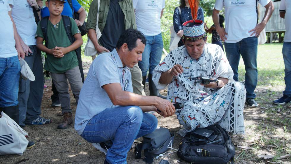 Teófilo Magipo y Apu Tedy preparando el equipo para un vuelo de observación en zonas intervenidas