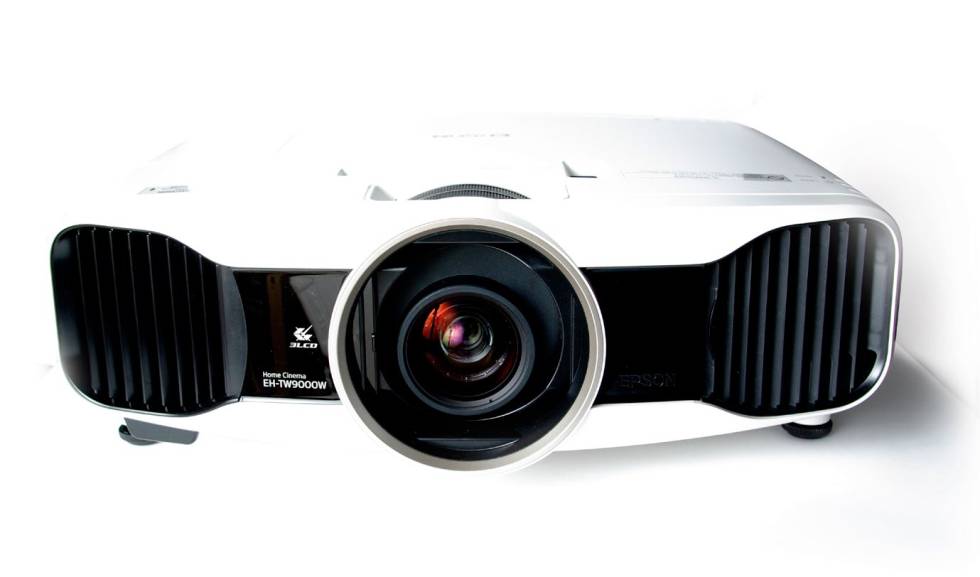 PROYECTOR EPSON EH TW9000W Cuando se retiró en 2013 del baloncesto, Amaya Valdemoro se instaló en casa “el mejor minicine posible”. “Llamé a la empresa Ingevideo. Lo único que tenía claro es que quería un proyector en HD. Tiene ocho altavoces, es espectacular”.