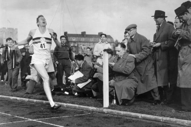 Roger Bannister cruzando la meta en 1984.