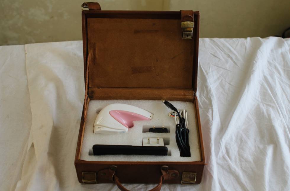Del tamaño de un puño, iBreastExam hace exámenes mamarios indoloros y libres de radiación. Fue desarrollado por Mihir Shah y Mathew Campisi en la Universidad de Ingeniería Biomédica de Drexel (Filadelfia). Un estudio clínico concluye que el invento detecta clínicamente lesiones significantes.