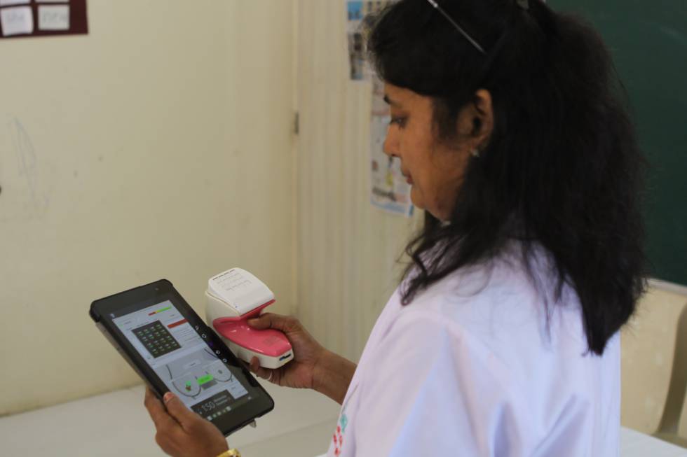 iBreastExam está conectado a una tableta que ofrece los resultados en pocos minutos y graba los expedientes. La detección temprana determina la esperanza de vida de las pacientes. Un 90% sobreviven en España, pero solo el 66% lo consigue en India; donde más del 90% no tiene acceso a recursos.