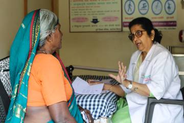 Algunas de las voluntarias de Aashta son supervivientes de cáncer de mama y ayudan a mujeres indias a afrontar la enfermedad. “Convencemos a sus familias para no las abandonen. Algunos creen que el cáncer se contagia”, cuenta Sarita, de 60 años.