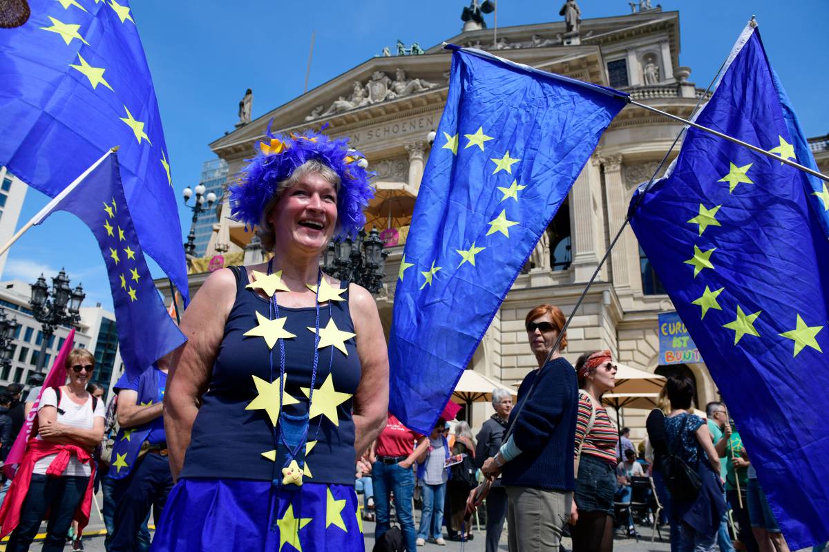 Manifestantes en la marcha 'Una Europa para todos' el 19 de marzo en Fráncfort, Alemania.