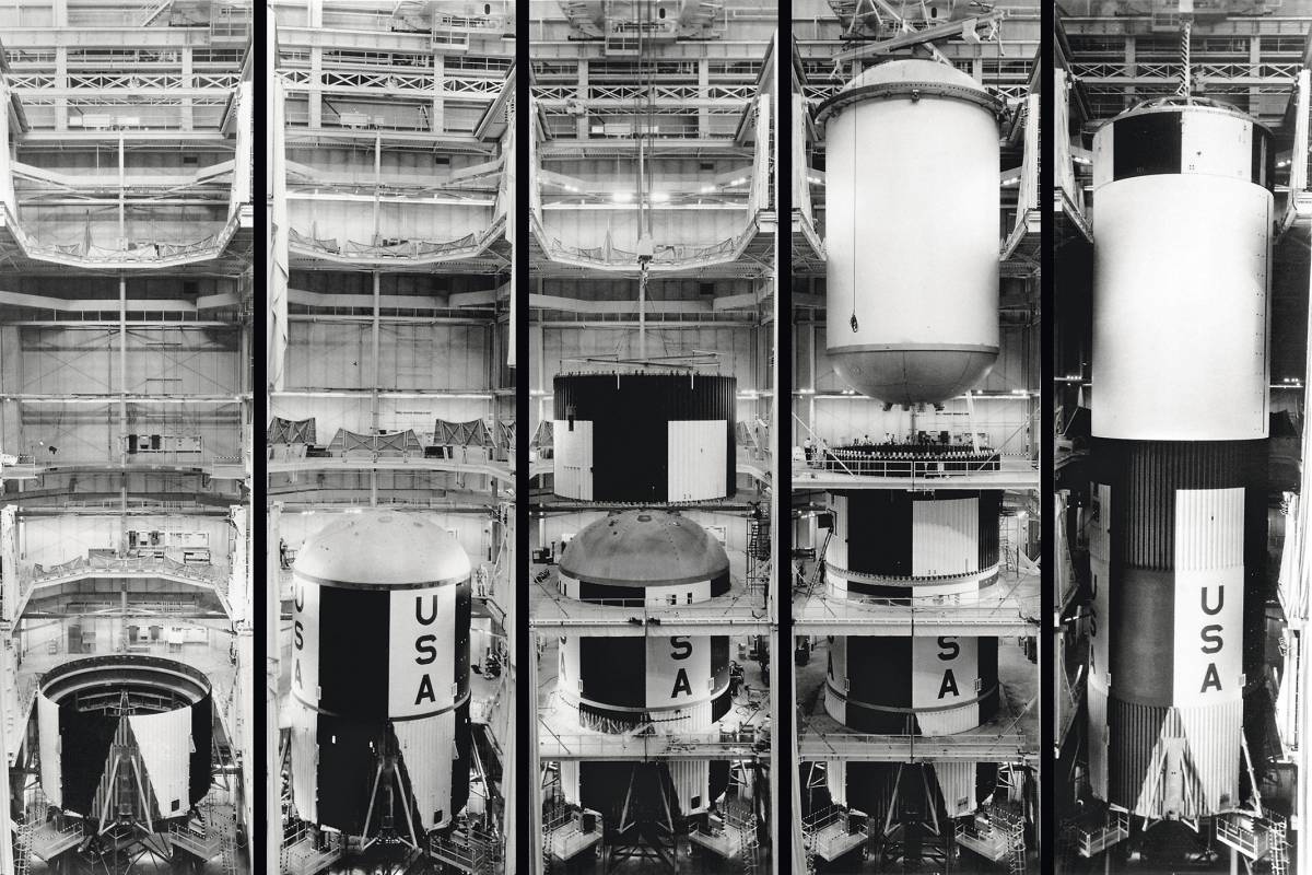 Secuencia del ensamblaje del Saturno V S-IC, la primera fase del Saturno V que llevaría al Apolo 11 hasta la Luna, en unas instalaciones de la NASA en Nueva Orleans (Luisiana) en los años 60.