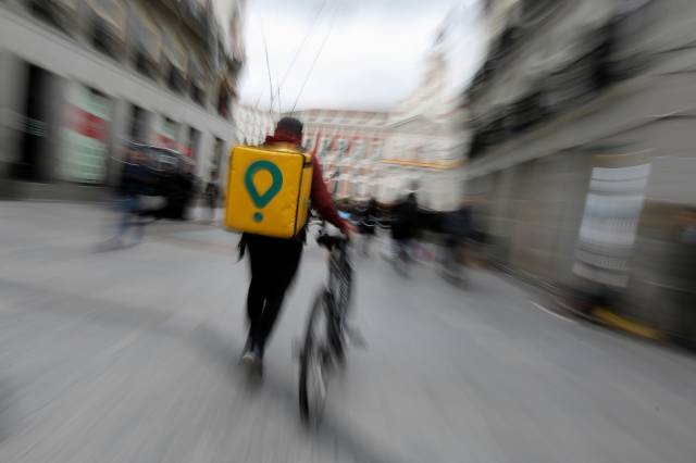 Un repartidor de Glovo en bicicleta en el centro de Madrid.