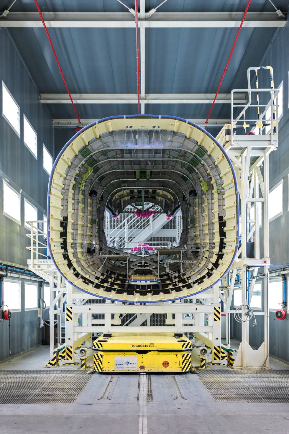 Airbus está trabajando en dar el salto a la fabricación de aviones eléctricos e híbridos. Para 2050, esperan haber reducido las emisones contaminantes a la mitad.
