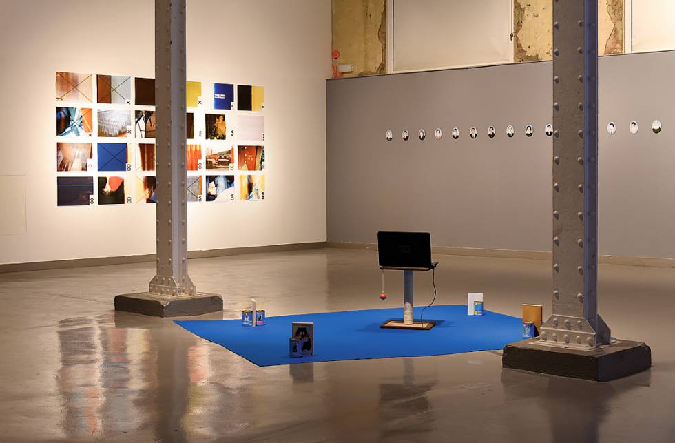 Afotos (No pic) es el nombre de una de las últimas exposiciones de Andrés Galeano. En ella reflexiona sobre la ausencia de imagen, cuando no hay nada que ver