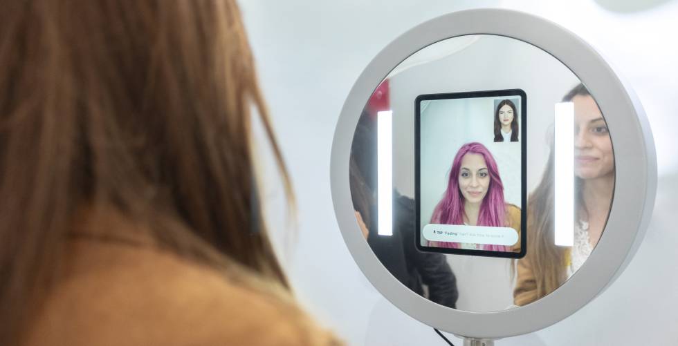 Aspecto del espejo de realidad virtual que muestra en tiempo real variaciones en el cabello.