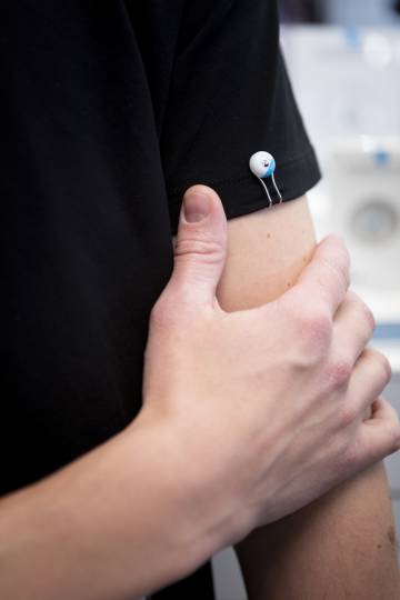My Skin Track UV de La Roche-Posay, un sensor para medir la exposición a de la piel a los rayos UVA, polución, polen y humedad que se controla desde el móvil.