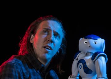 Se abre el telón y aparecen un robot y un canadiense