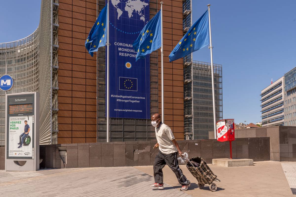Peatón frente a la sede de la Comisión Europea en Bruselas.
