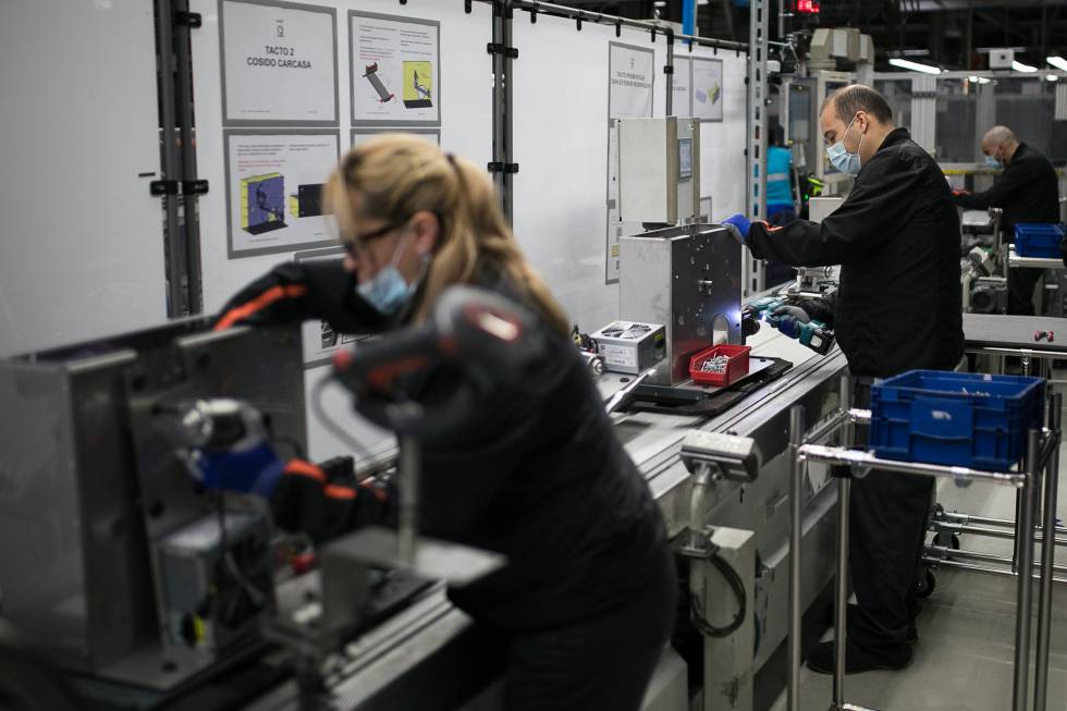 Dos empleados de una fábrica de Seat producen respiradores artificiales durante la primera ola de la pandemia.