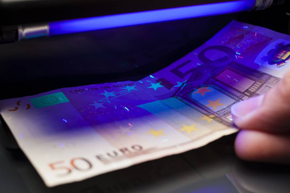 Prueba de autenticidad sobre un billete de50 euros