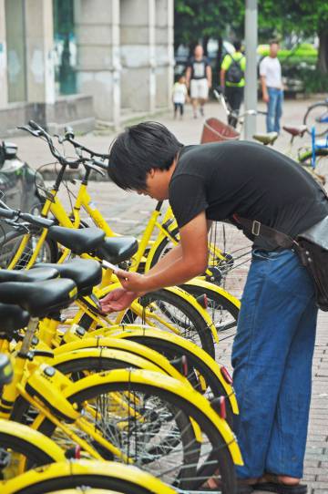 Un usuario desbloquea con el móvil una bicicleta Ofo en Shanghái.
