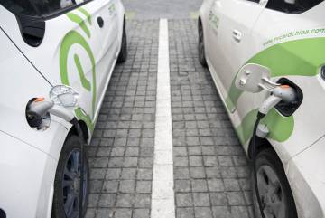 La 'startup' EVCard dispone de varios cientos de pequeños coches eléctricos distribuidos en aparcamientos con electrolineras.