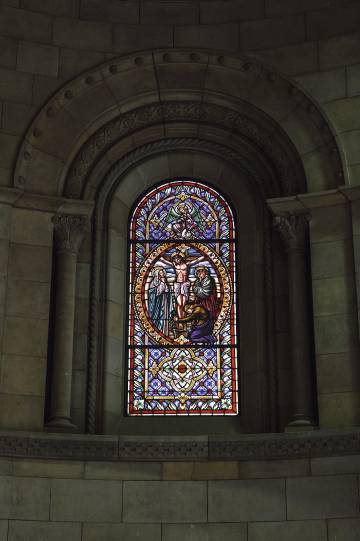 Una de las vidrieras neogóticas de la capilla de la Torre Girona.