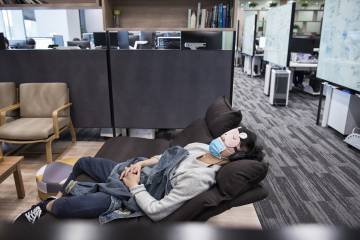 Uno de los empleados de Yitu se toma un descanso antes de seguir trabajando.