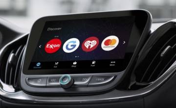 Pantalla de abordo de un coche con la aplicación de pago de Mastercard integrada.