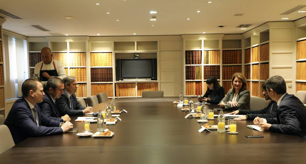 Los integrantes del desayuno informativo y el moderador Jaime García Cantero, en un momento del debate organizado por EL PAÍS RETINA y patrocinado por Accenture.