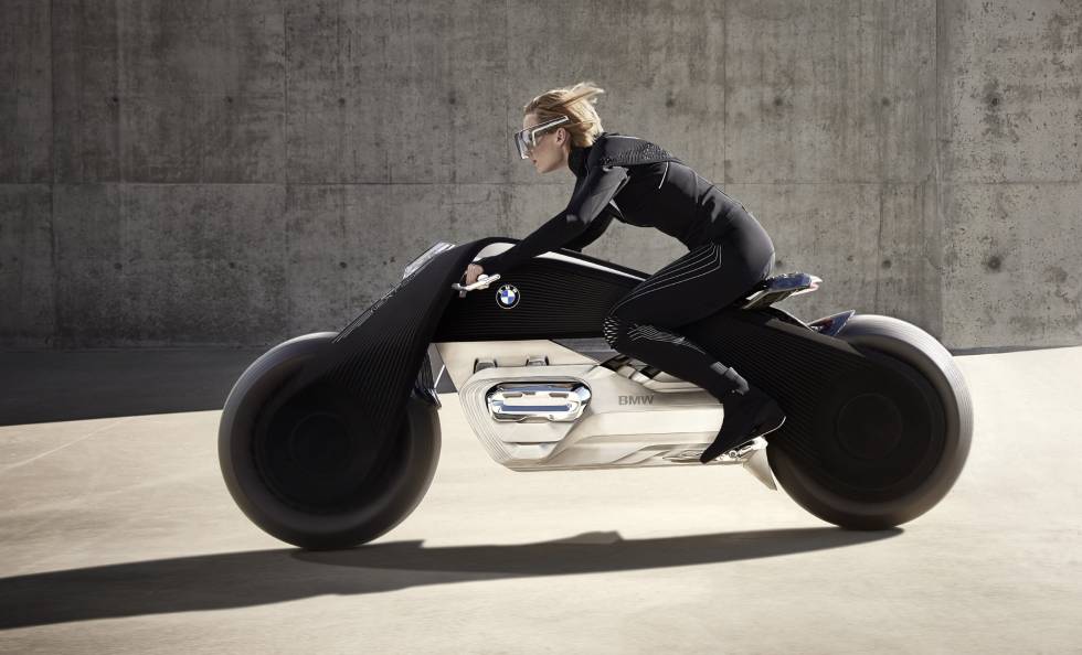 Vision Next 100, de BMW, emparejada con un traje inteligente y con un sistema de autobalanceo. Con ellos, la marca confía en que no hará falta llevar casco.