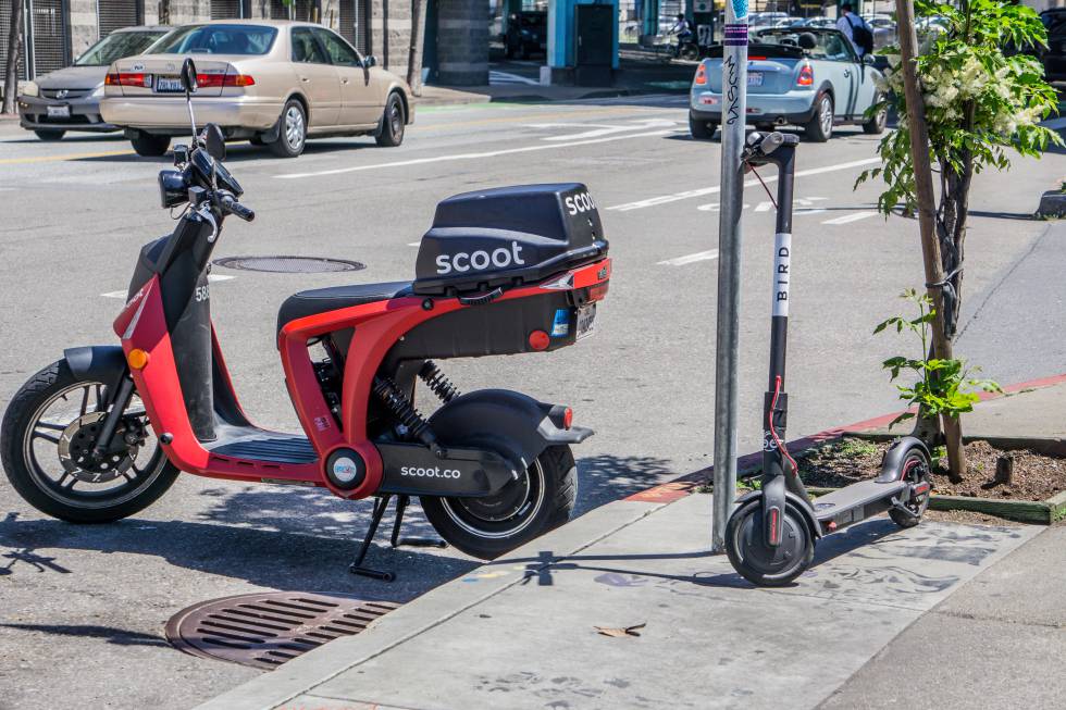 Dos opciones de transporte esperan en una calle de San Francisco a su próximo usuario.