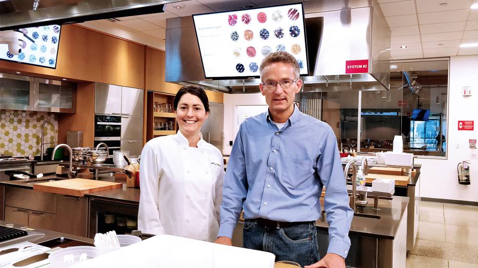 Michiel Bakker, director de la cocina de Google; y JanelleBennet, la chef del canal interno de YouTube, grabado en la KitchenSync.