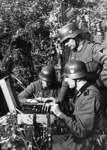 Soldados alemanes cifran una transmisión durante la Segunda Guerra Mundial.