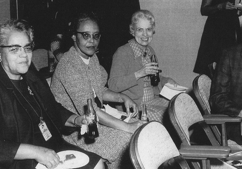 A la izquierda, Dorothy Vaughan, acompañada de sus compañeras Leslie Hunter (en el centro) y Vivian Adair (a la derecha).