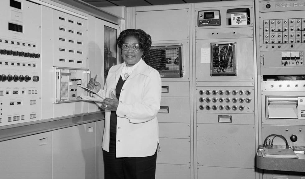 Mary Jackson, ingeniera aeroespacial y experta en cálculo, en la NASA.