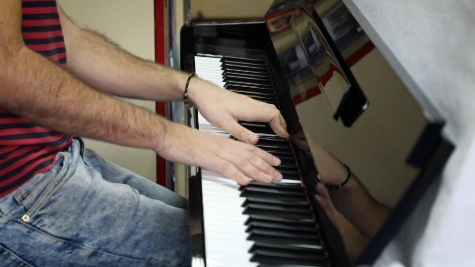Sáiz empieza todas sus clases al piano.