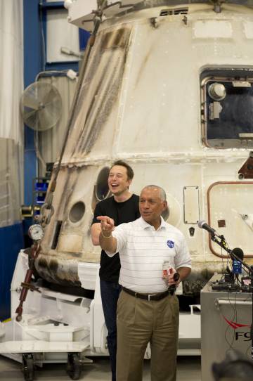 Charles Bolden y Elon Musk dan una rueda de prensa en la NASA después de que la nave Dragon de SpaceX volviera a la Tierra tras entregar unos suministros a la Estación Espacial Internacional.