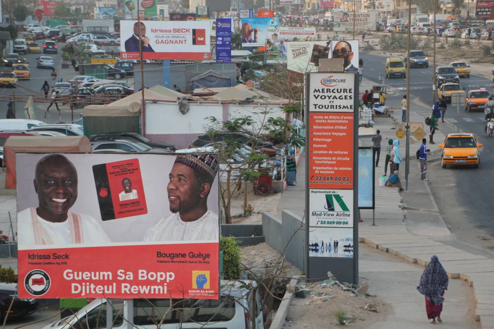 Carteles electorales en la VDN una de las principales vías de comunicación de Dakar