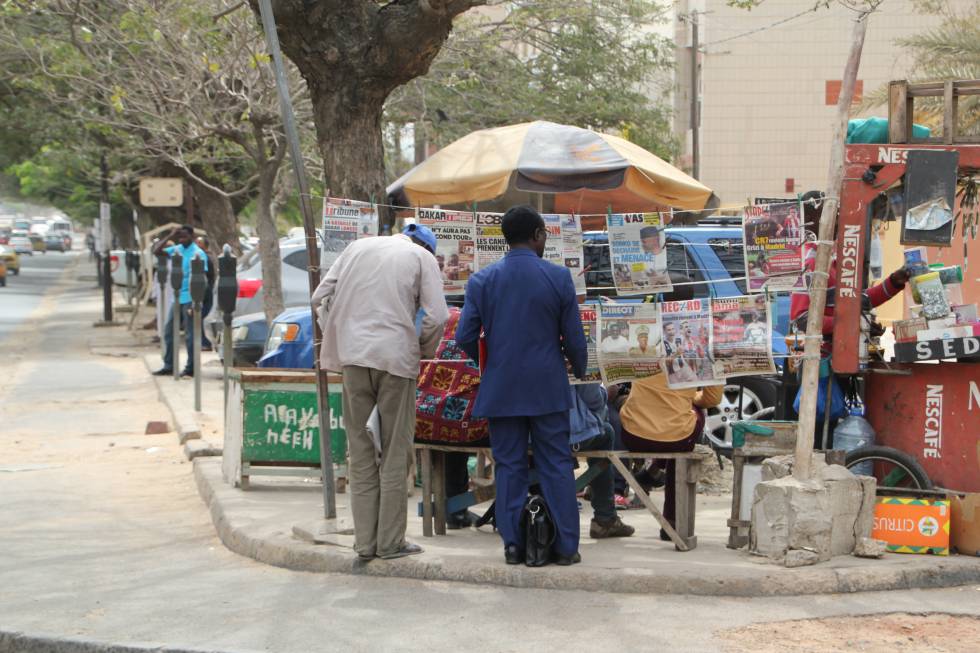 Un puesto de periódicos callejero expone las portadas de los diarios senegaleses en los últimos