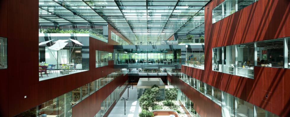 Interior de El cubo, centro de innovación de PMI en Suiza.