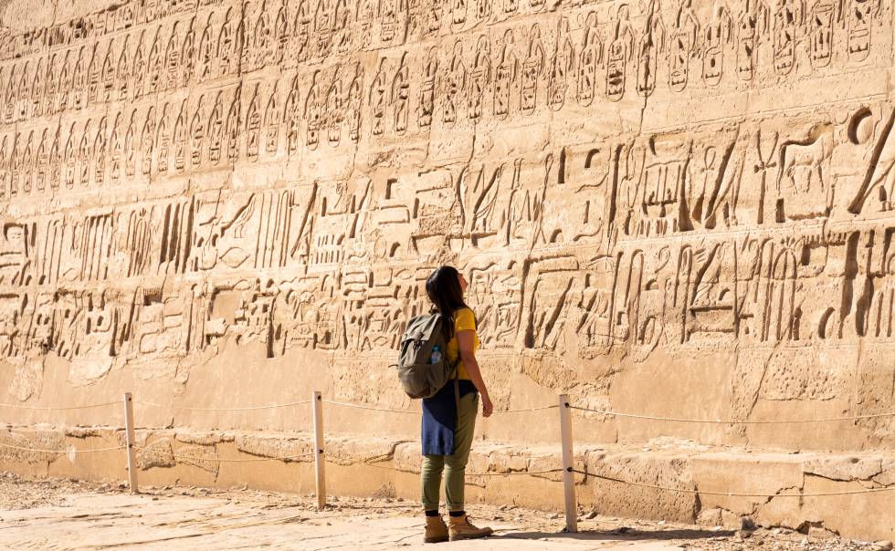 Una turista contempla el templo funerario de RamsÃ©s III en Luxor (Egipto).