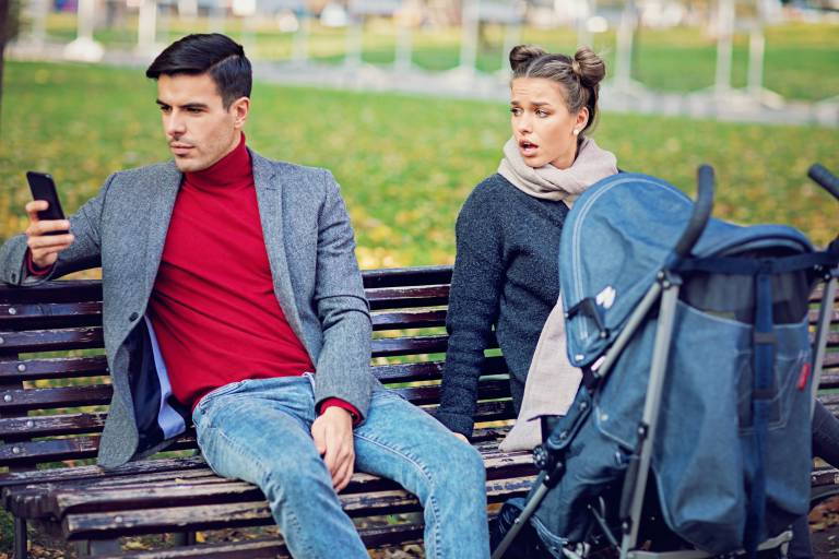 Qué hacer cuando tu pareja mira al móvil más que a ti