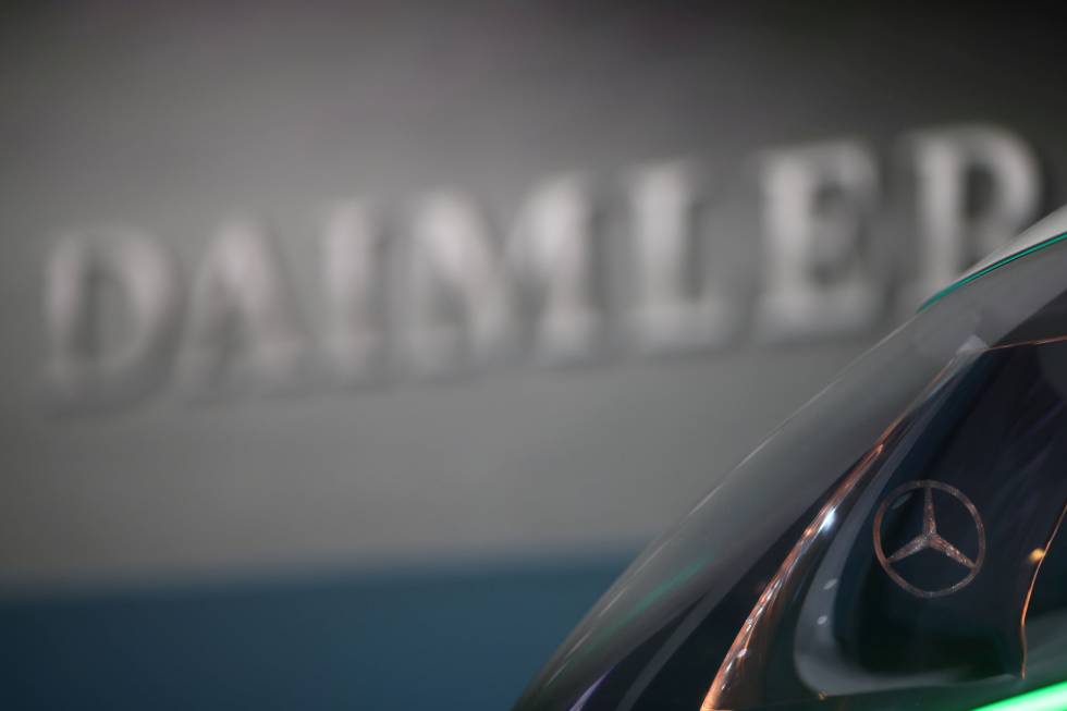 Un Mercedes Benz de Daimler en la sede de la compañía en Stuttgart